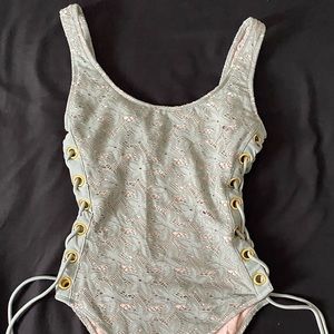 One piece adjustable swimsuit green color